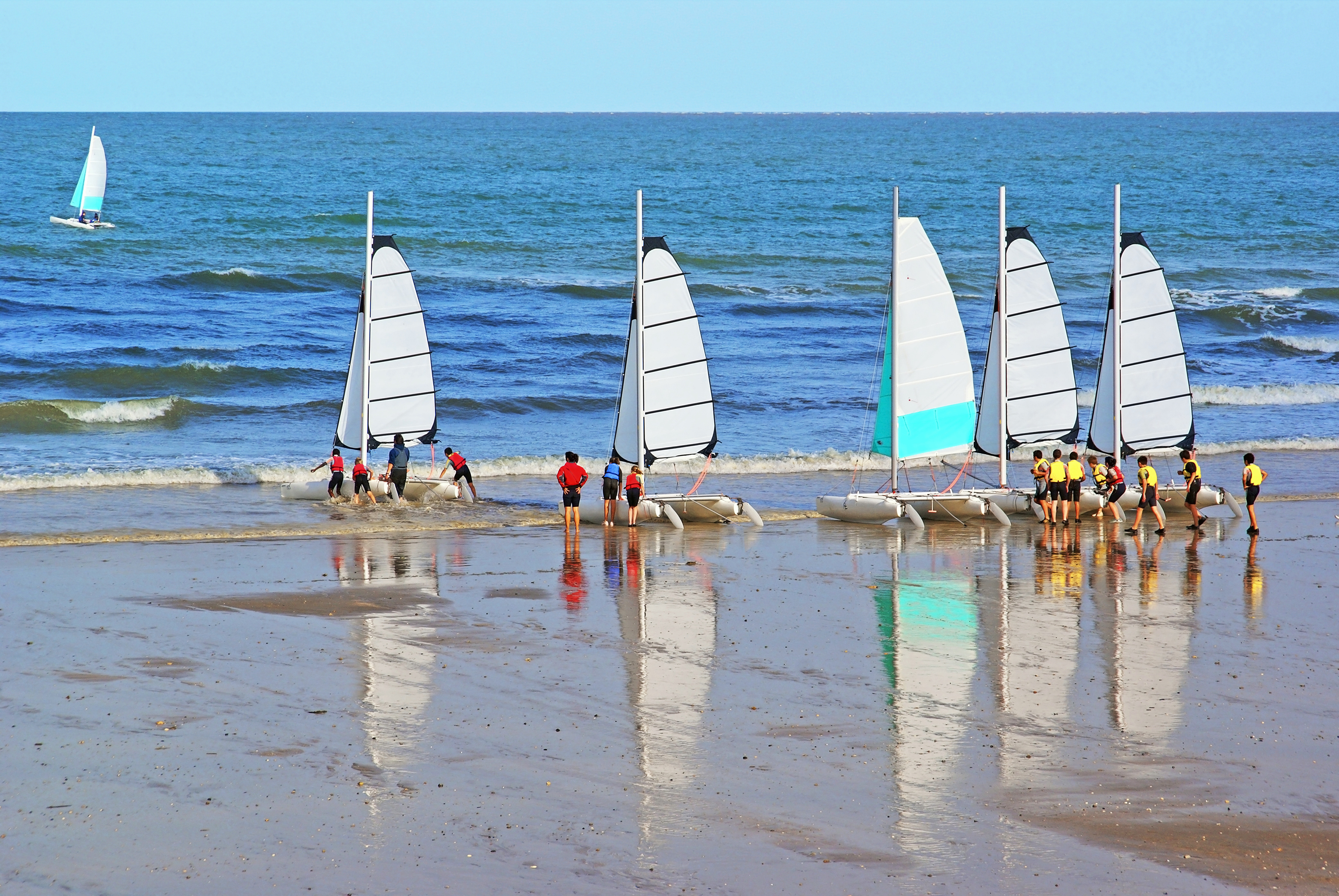 Enfants pratiquant la voile lors d'une classe de découverte aux Gatinelles